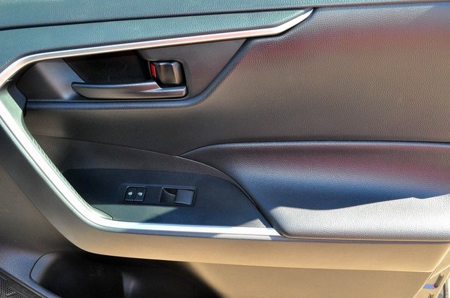 2020 Toyota RAV4 LE photo 24