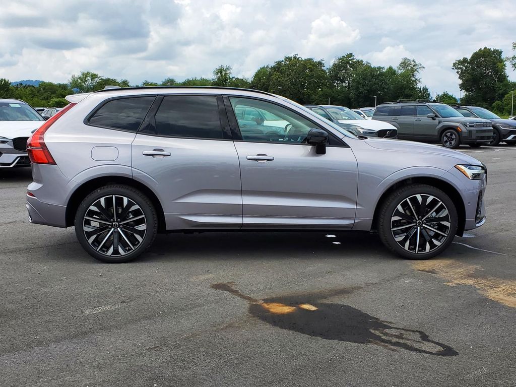 2026 Volvo XC60 B5 photo 22