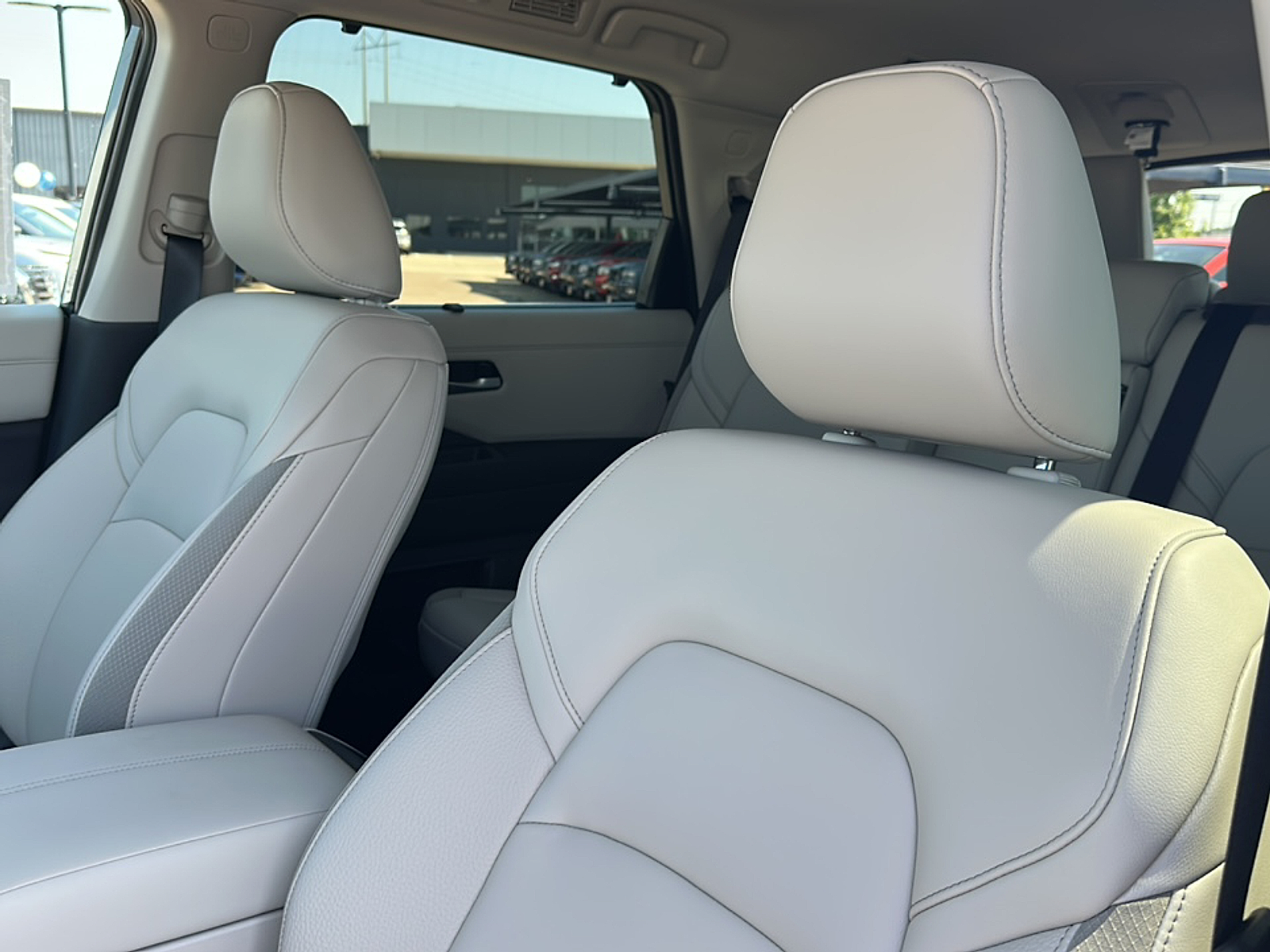 2025 Nissan Pathfinder SL photo 3
