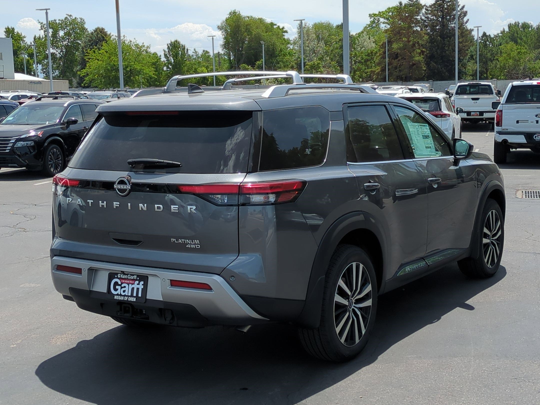2025 Nissan Pathfinder Platinum photo 2