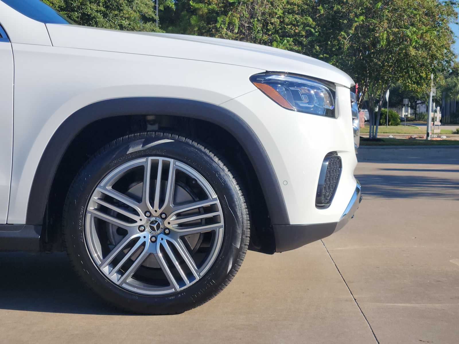 2025 Mercedes Benz GLS 450 4MATIC photo 2