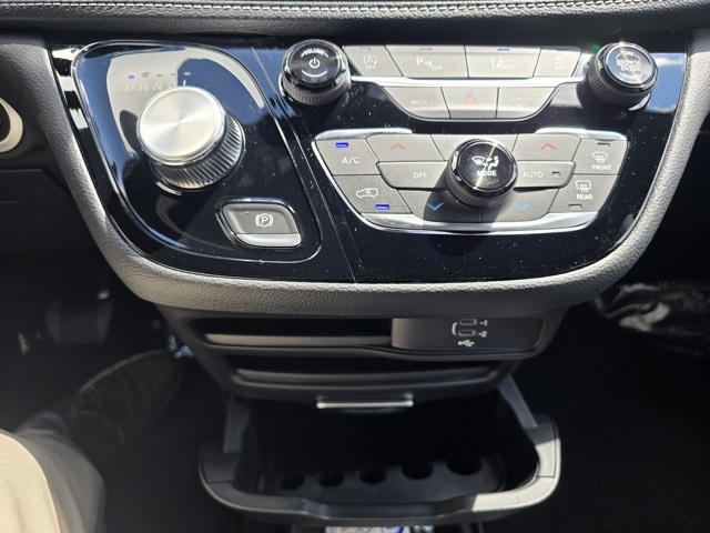 2026 Chrysler Pacifica photo 15