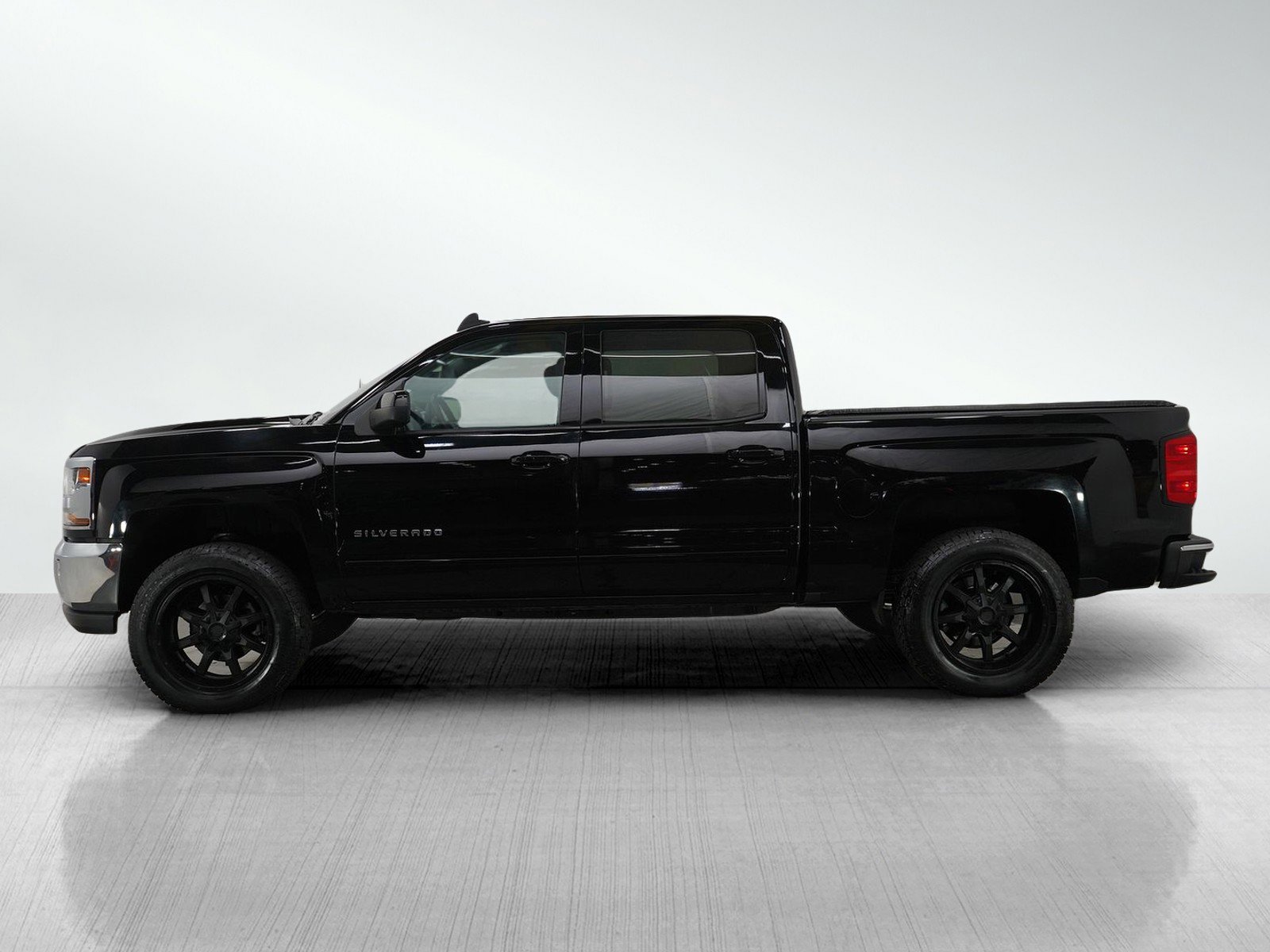 Used 2017 Chevrolet Silverado 1500 LT with VIN 3GCUKREC5HG298488 for sale in White Bear Lake, Minnesota