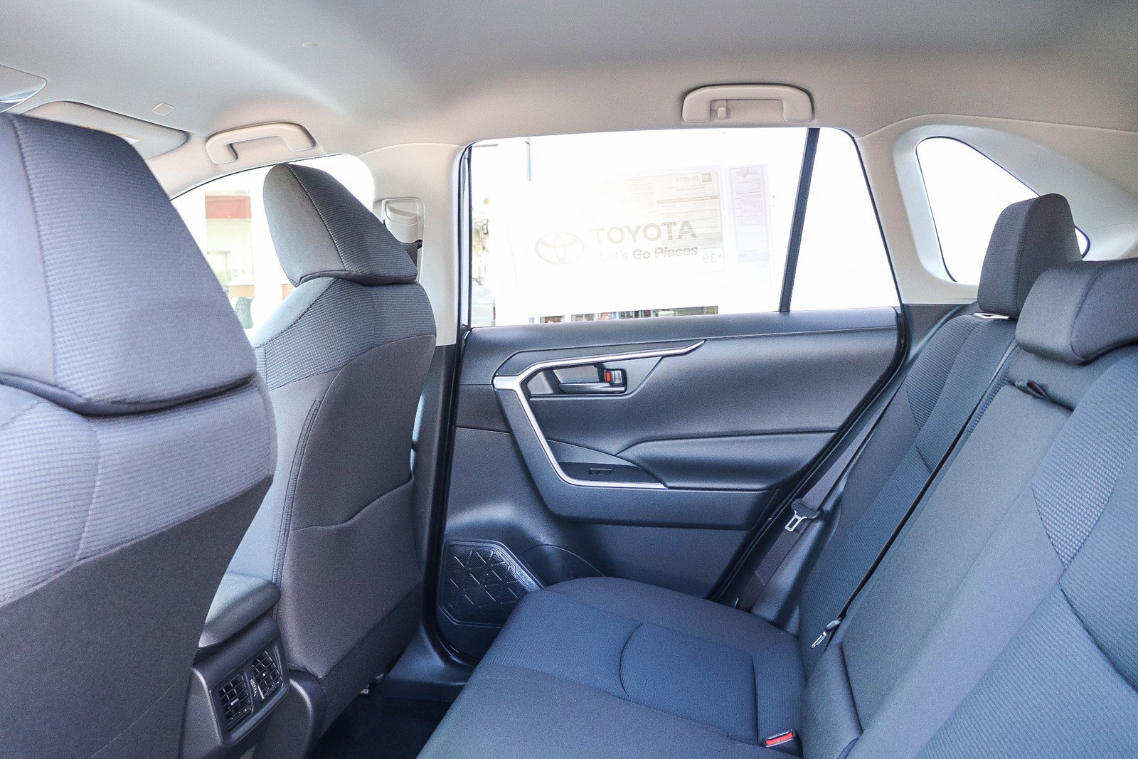 2025 Toyota RAV4 Hybrid LE photo 17