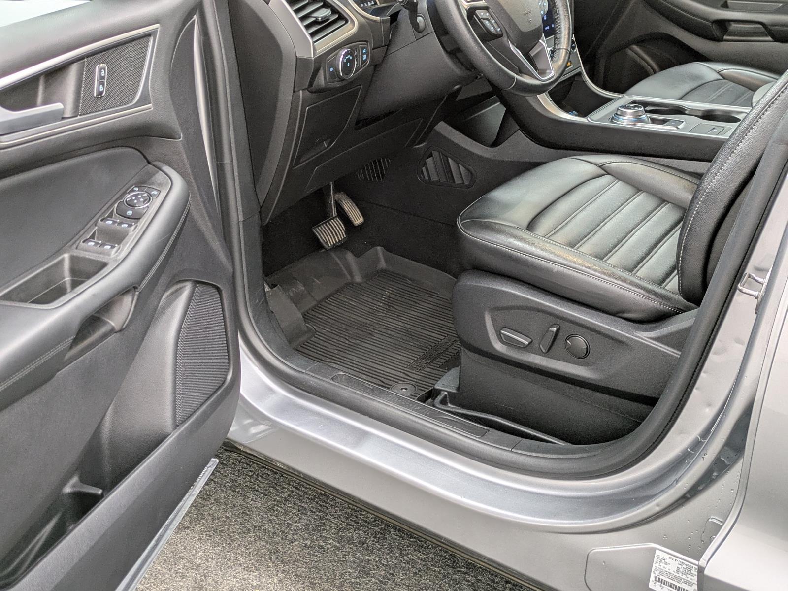 2021 Ford Edge SEL photo 25