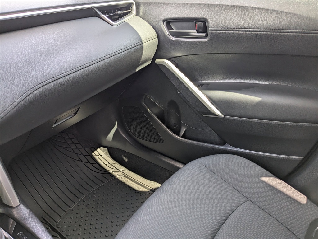 2022 Toyota Corolla Cross LE photo 14