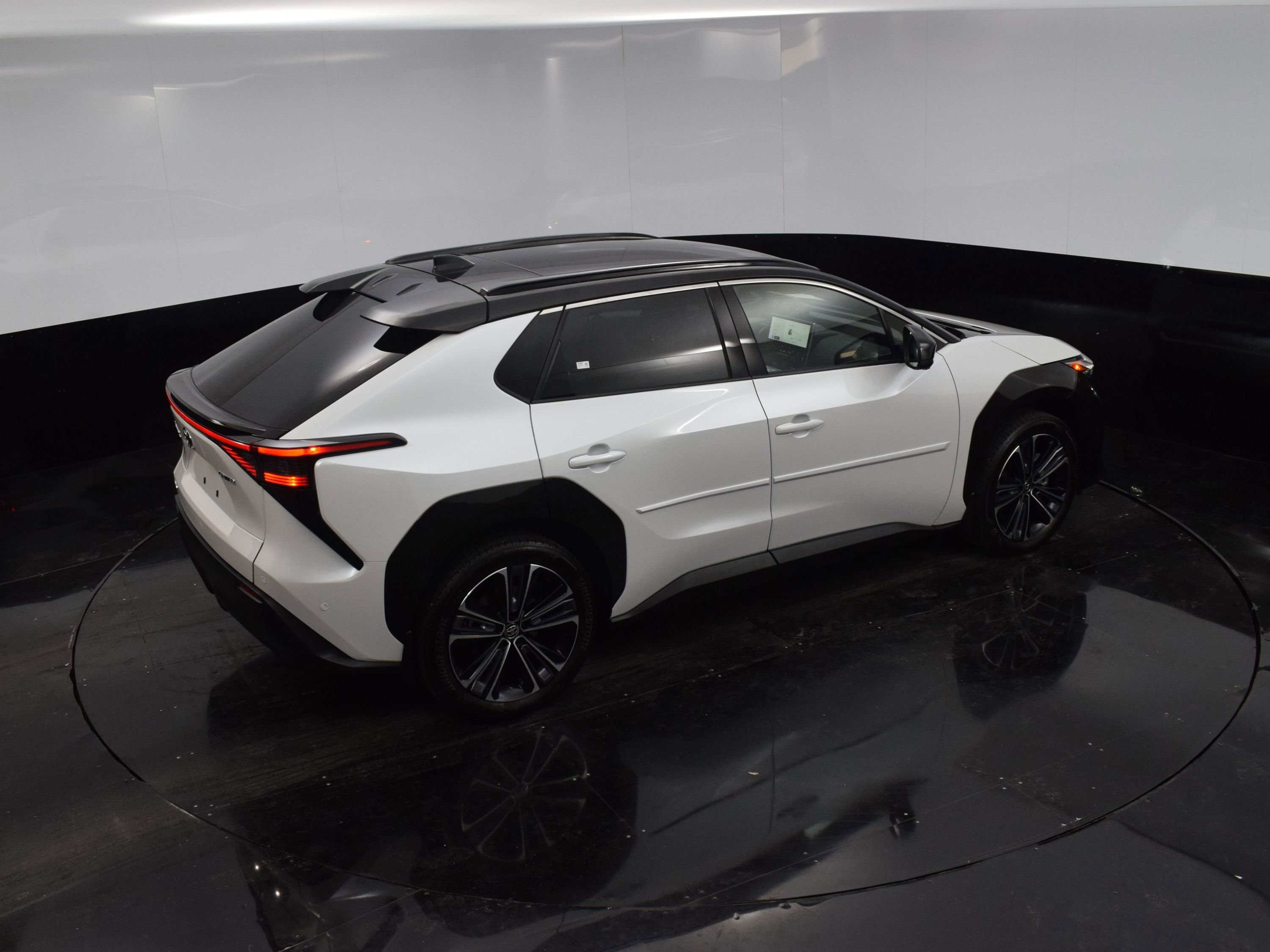 2024 Toyota bZ4X XLE photo 28