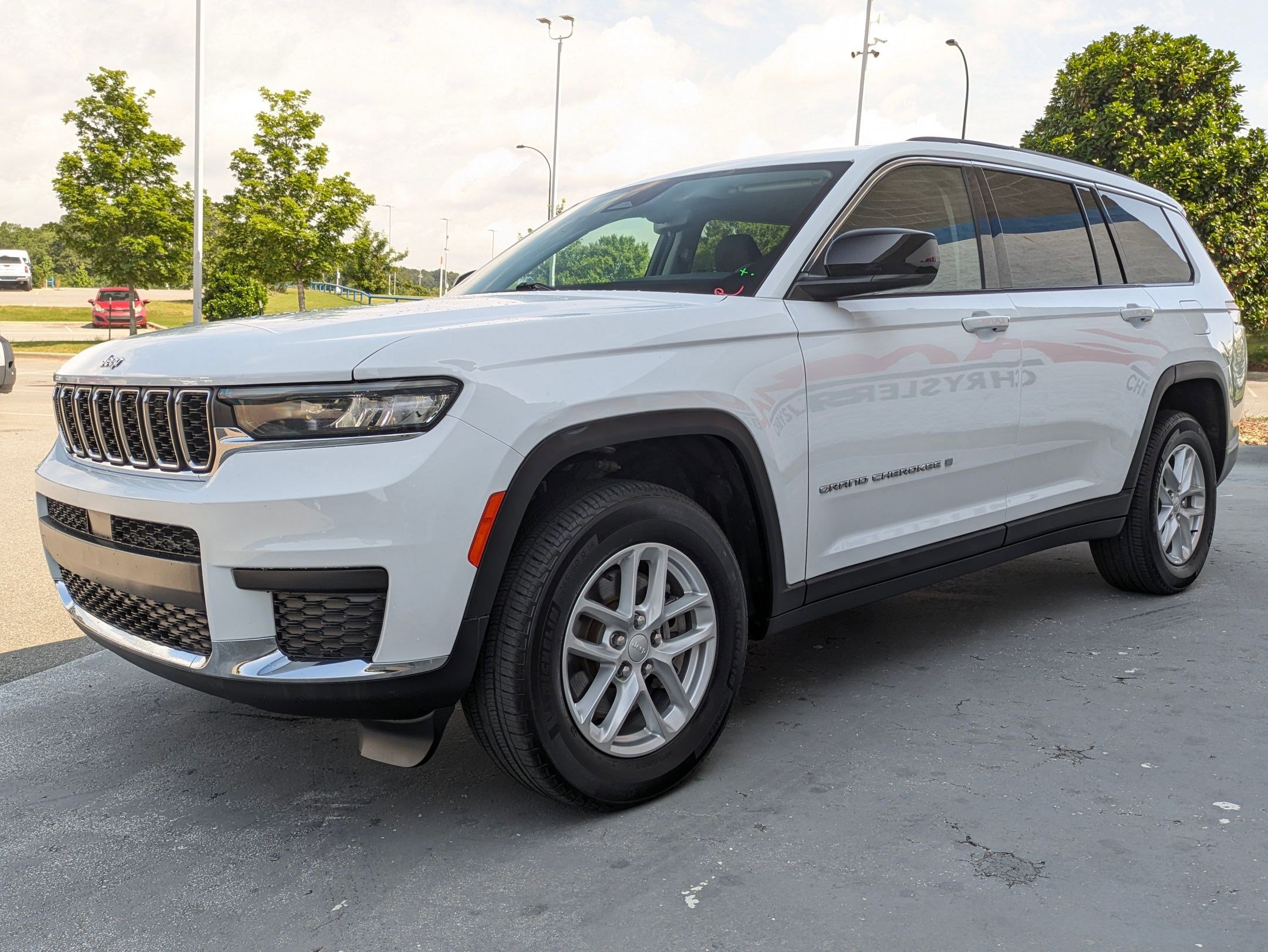2023 Jeep Grand Cherokee Laredo photo 3