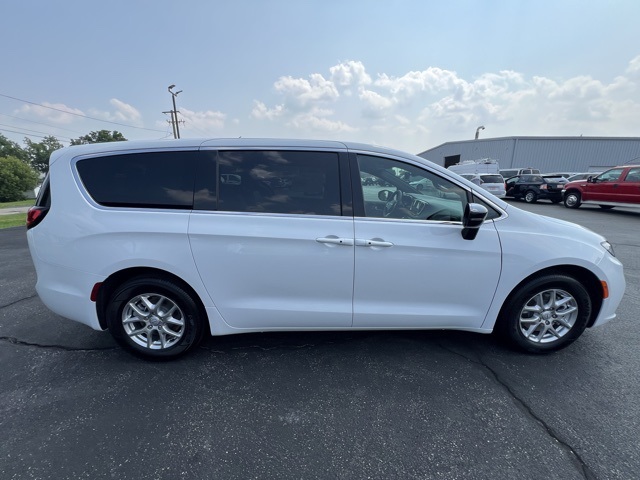 2026 Chrysler Pacifica photo 2