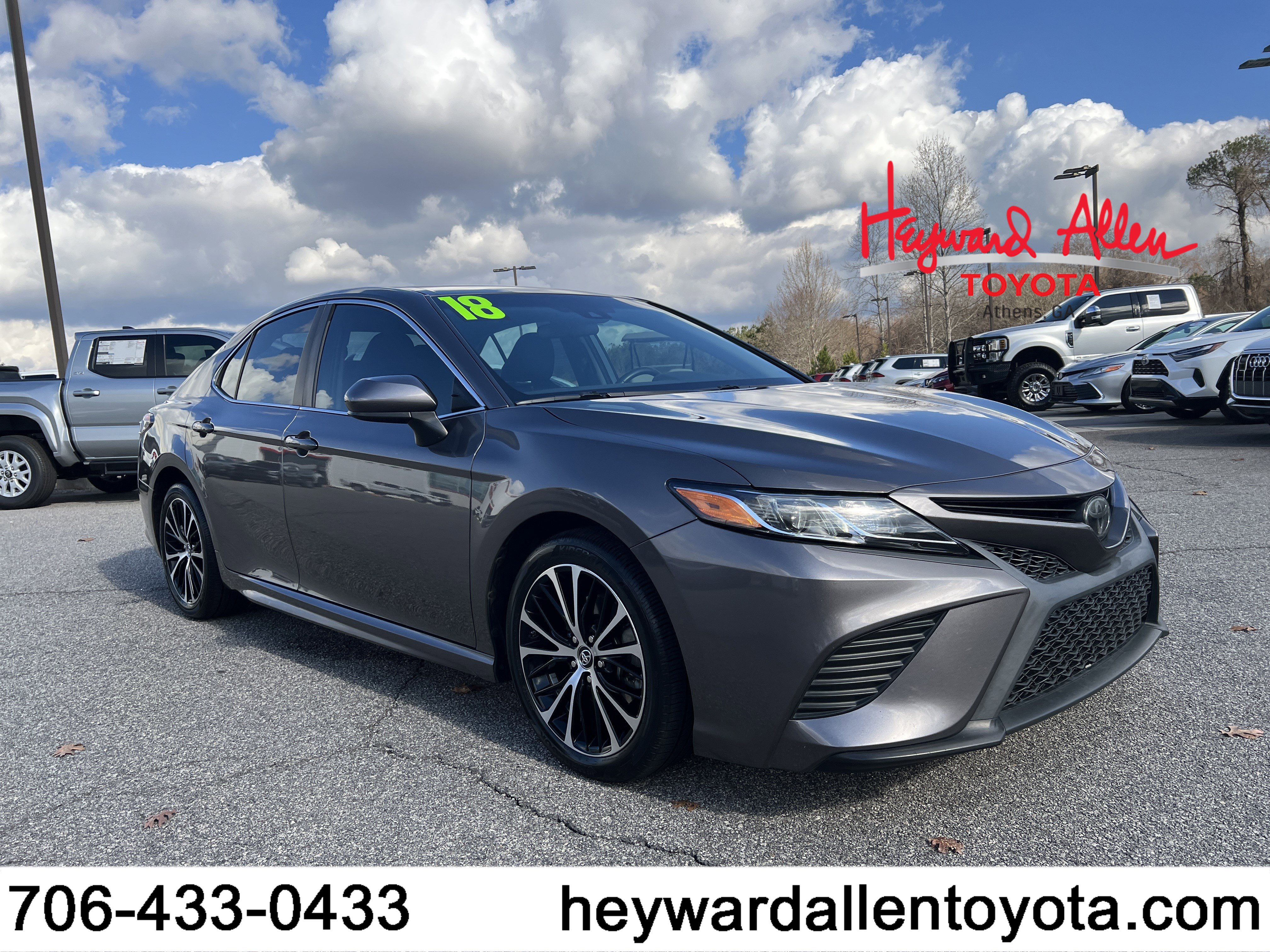 2018 Toyota Camry SE's photo