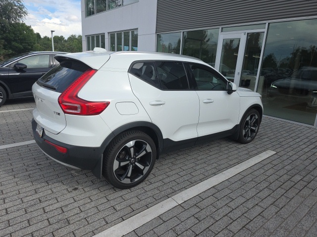 2019 Volvo XC40 Momentum photo 2