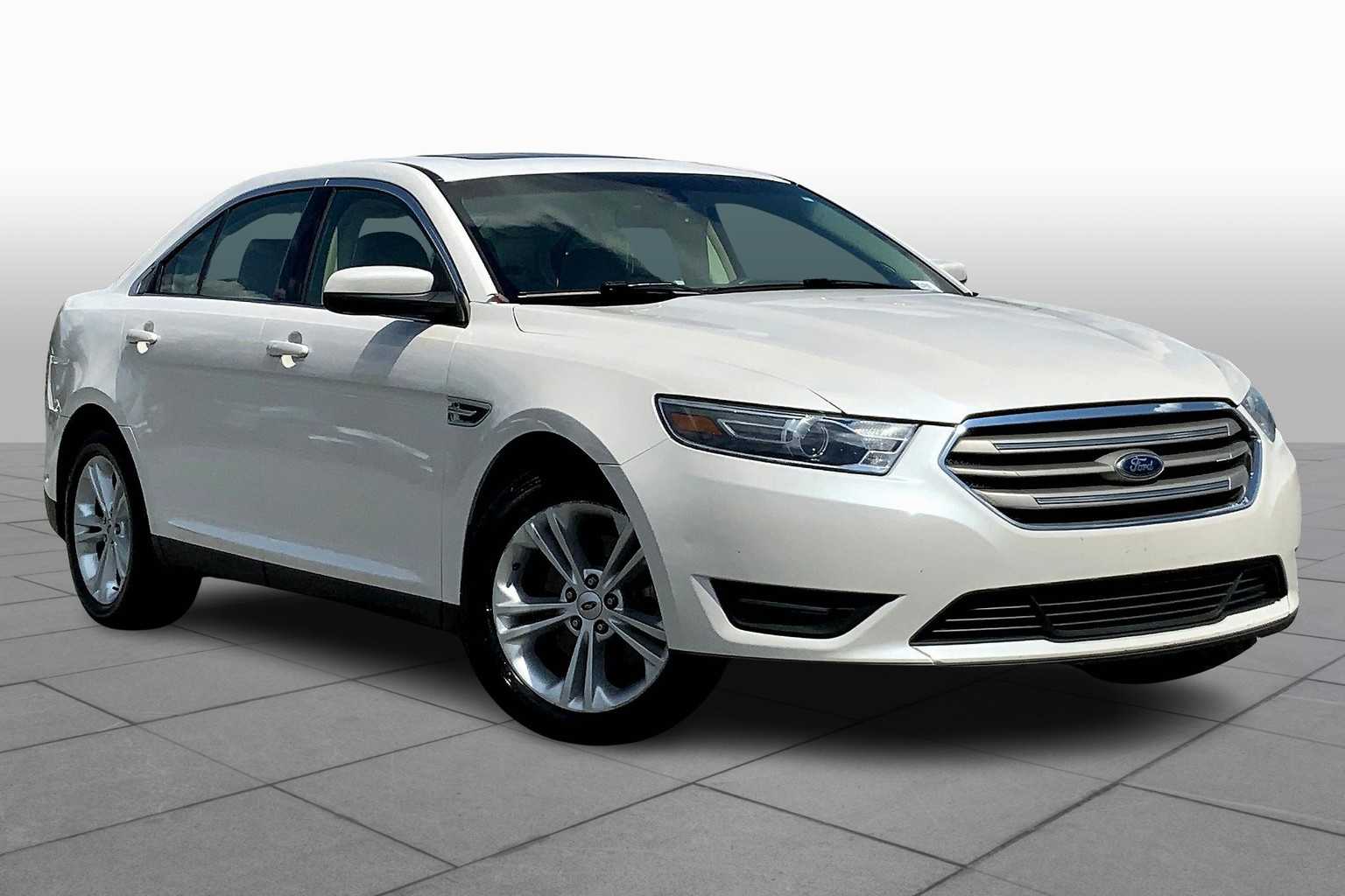 2015 Ford Taurus SEL photo 2