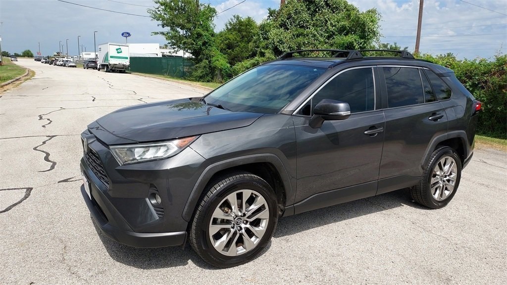 2019 Toyota RAV4 XLE Premium photo 6