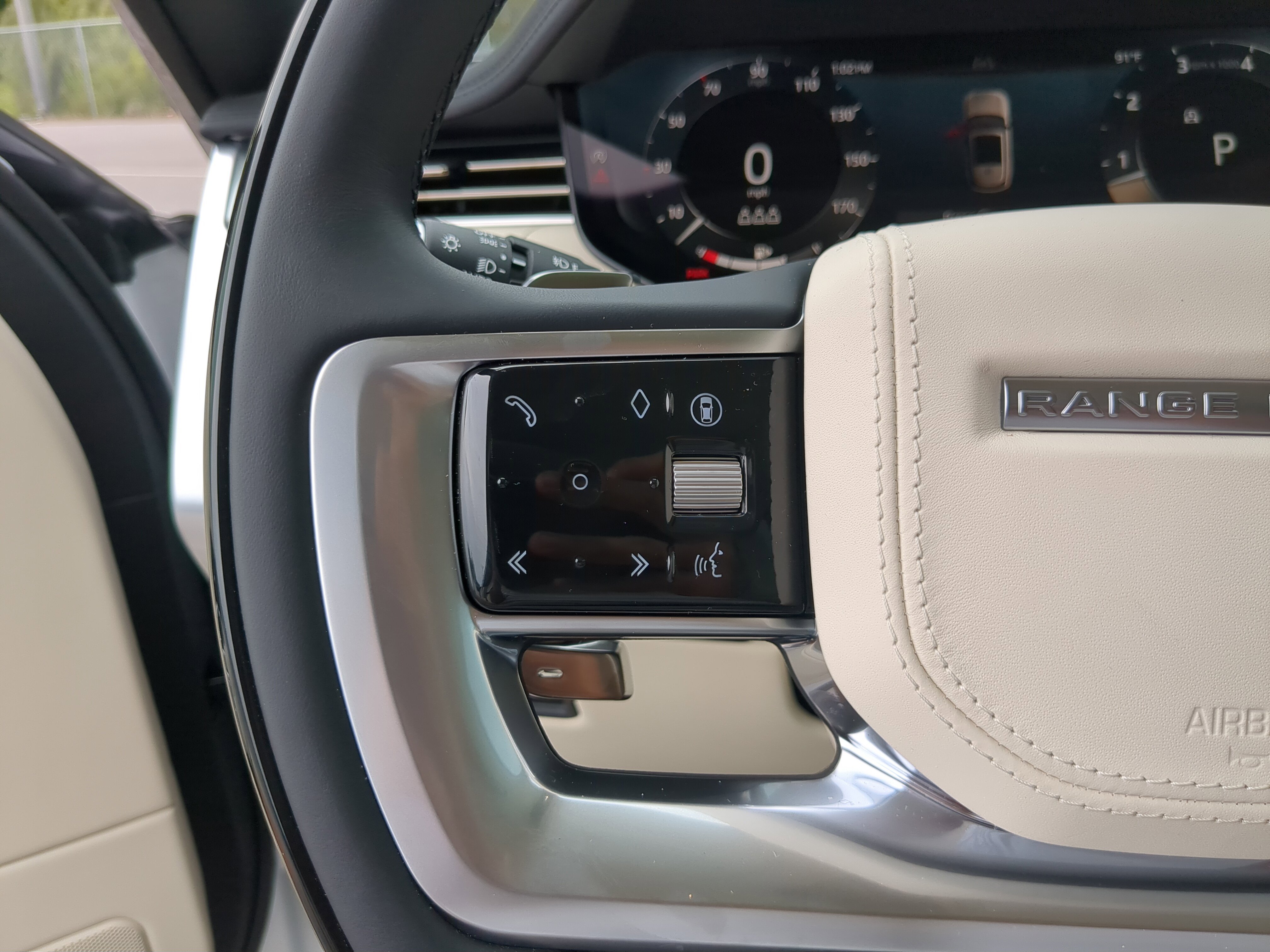 2025 Land Rover Range Rover SE photo 16