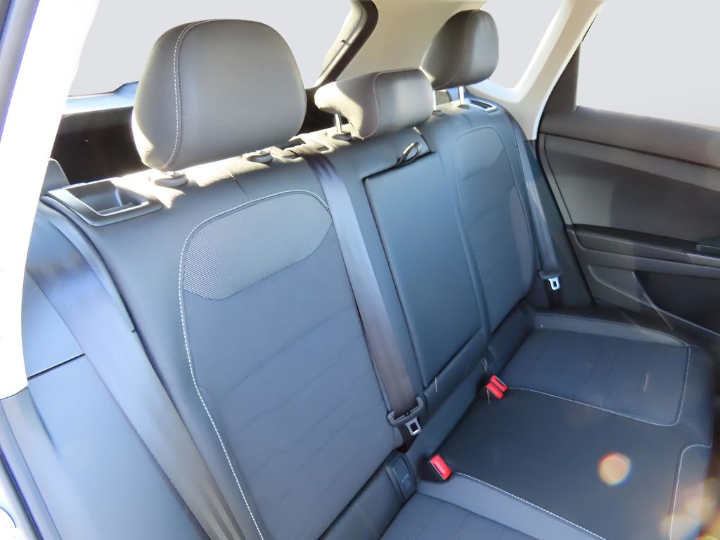 2025 Volkswagen Taos SE photo 14