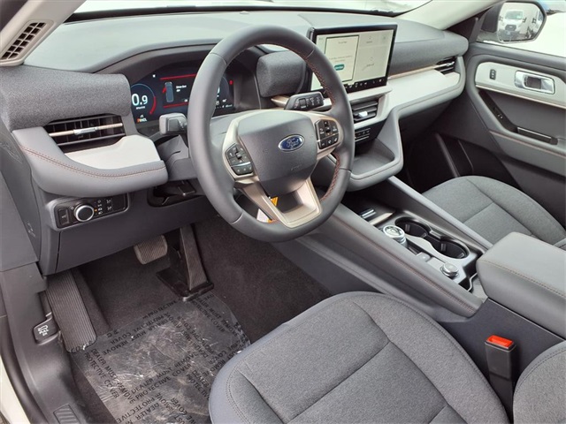 2025 Ford Explorer photo 8