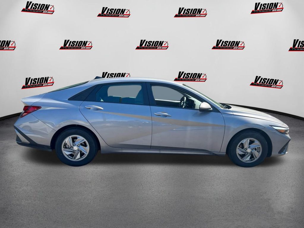 2025 Hyundai Elantra SE photo 4