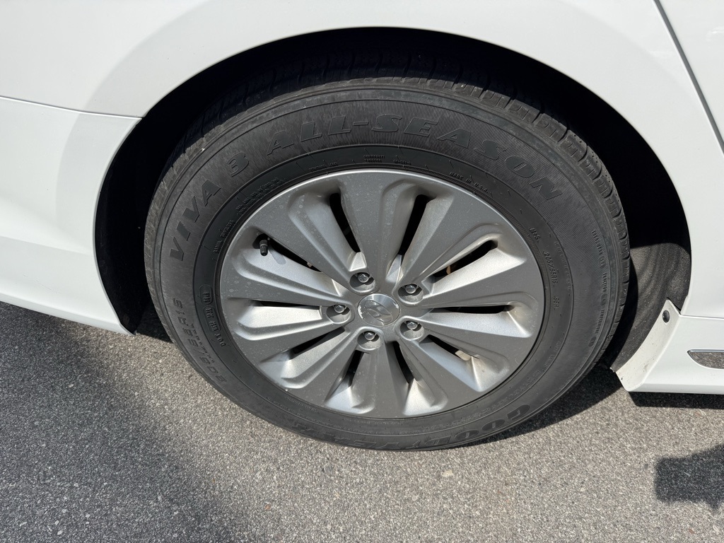 2016 Hyundai Sonata SE Hybrid photo 5