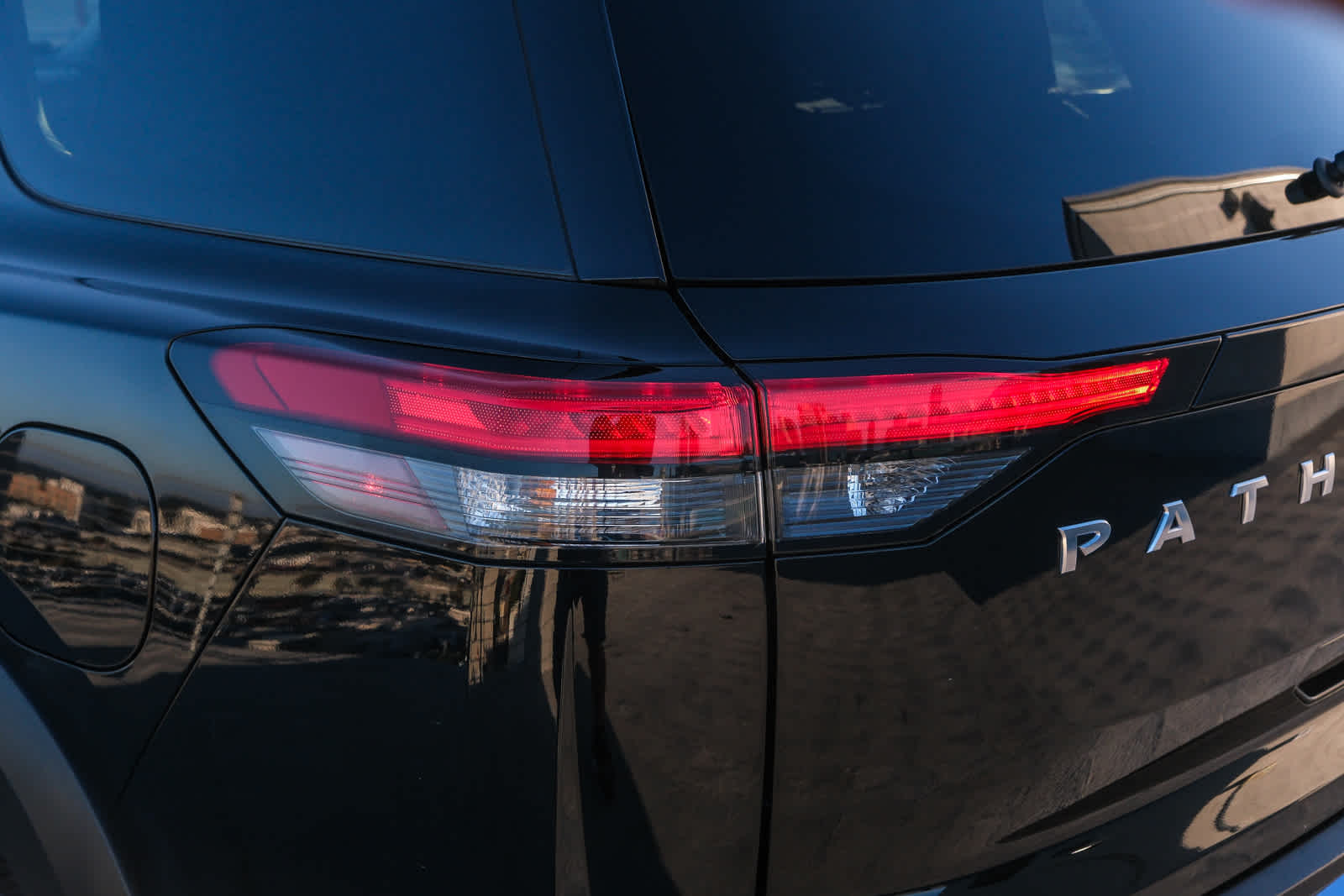 2022 Nissan Pathfinder SV photo 4