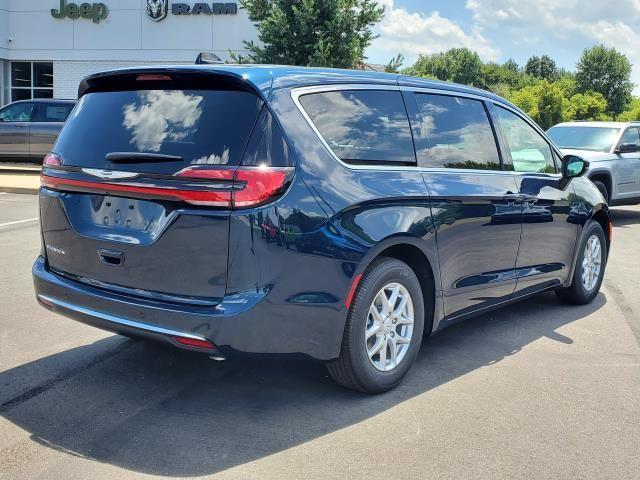 2025 Chrysler Pacifica photo 3