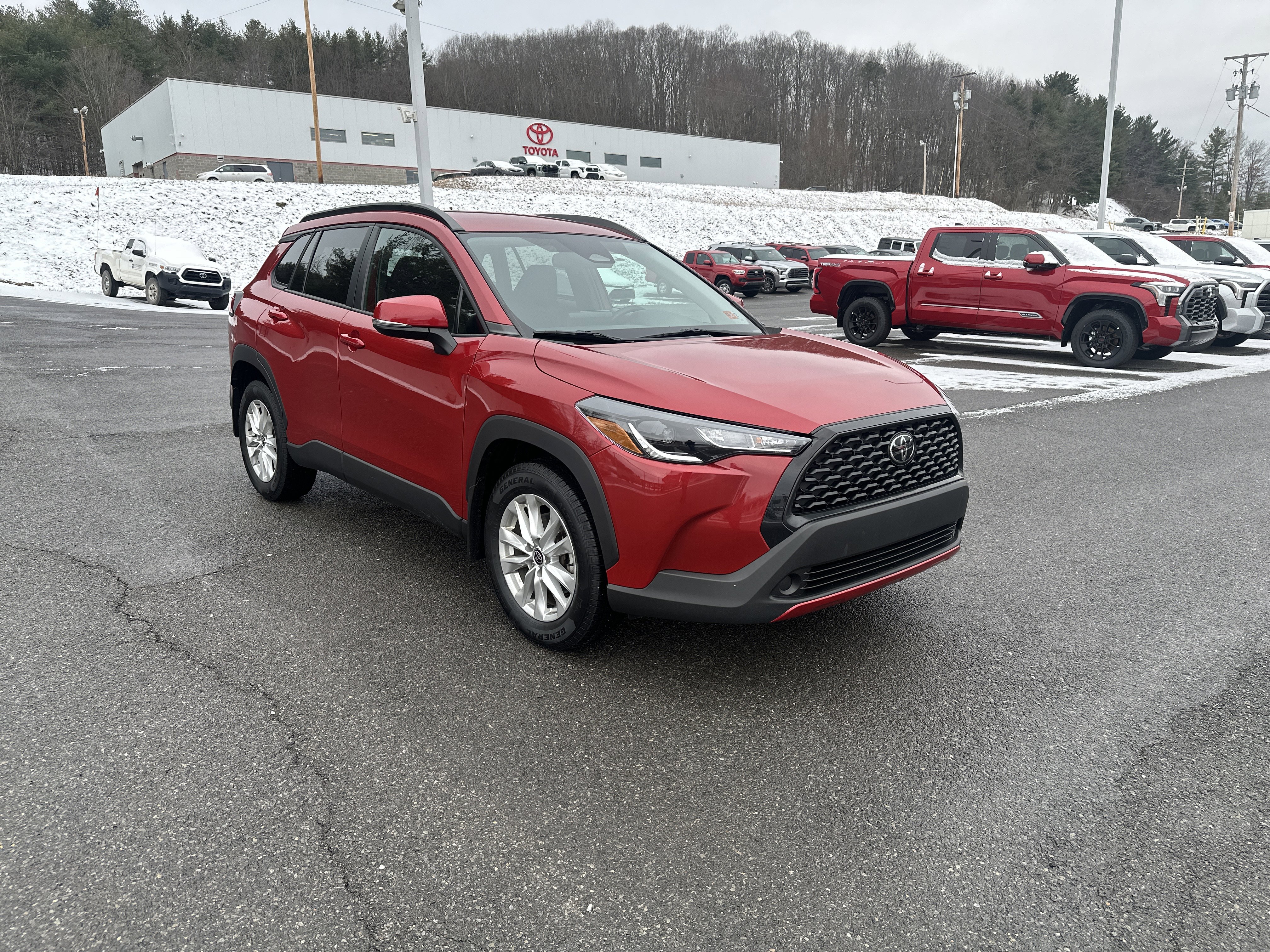 2023 Toyota Corolla Cross LE's photo