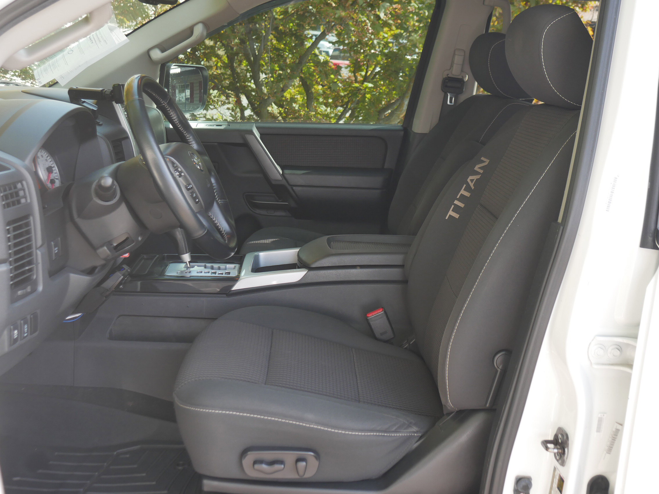 2013 Nissan Titan PRO-4X photo 2