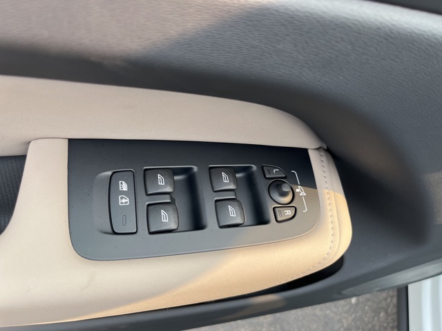 2026 Volvo XC60 B5 Plus photo 11