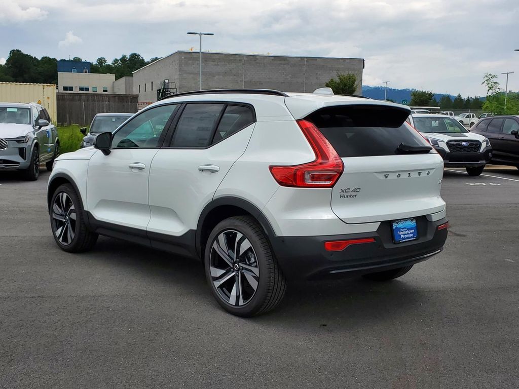 2026 Volvo XC40 photo 18