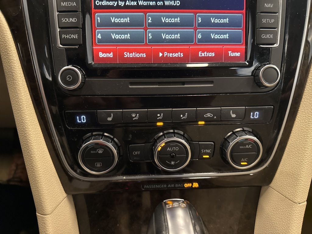 2014 Volkswagen Passat V6 SEL Premium photo 22