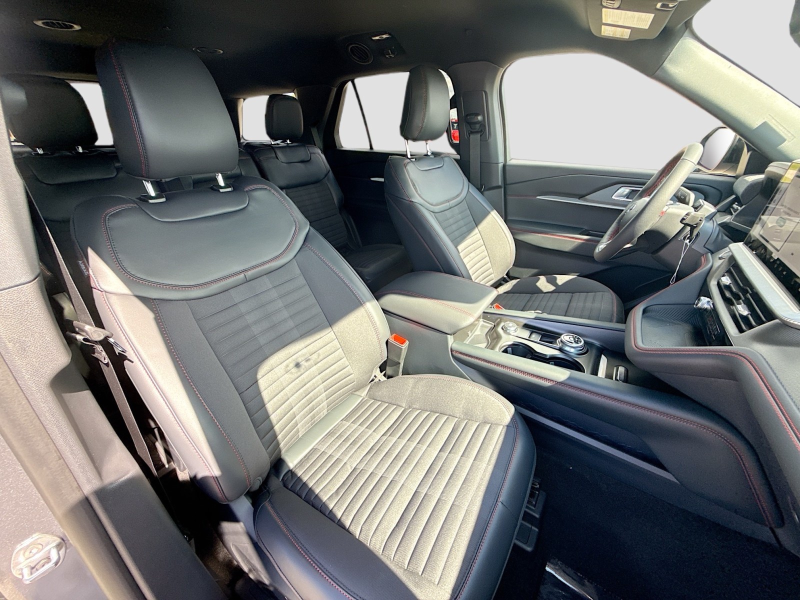 2025 Ford Explorer ST-Line photo 27