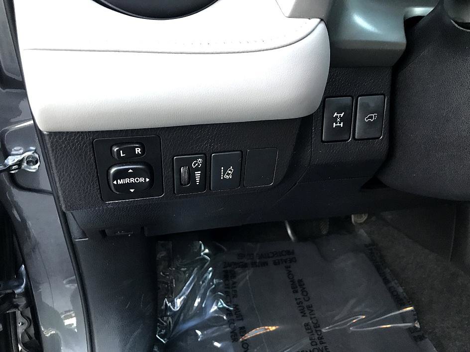 2017 Toyota RAV4 Limited photo 17