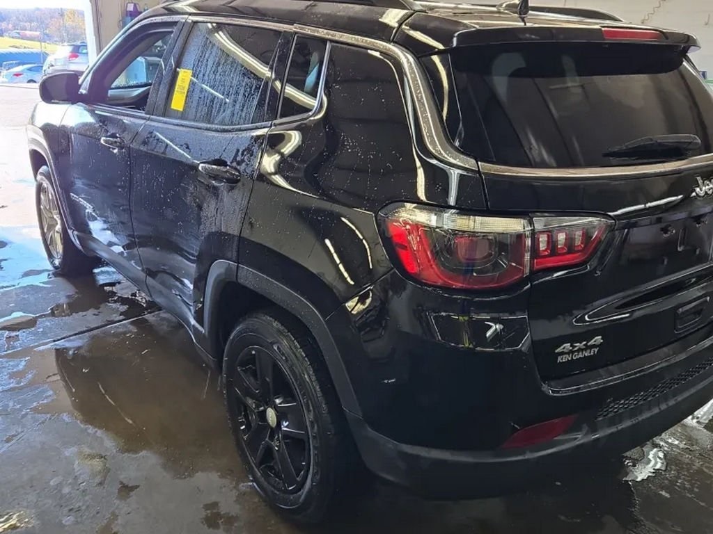 2022 Jeep Compass Latitude photo 3