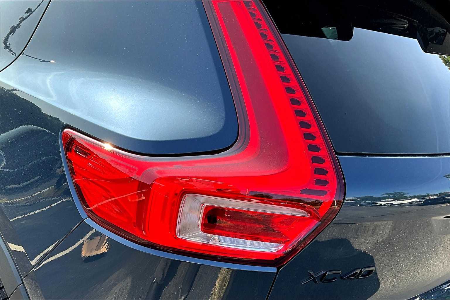 2026 Volvo XC40 photo 2