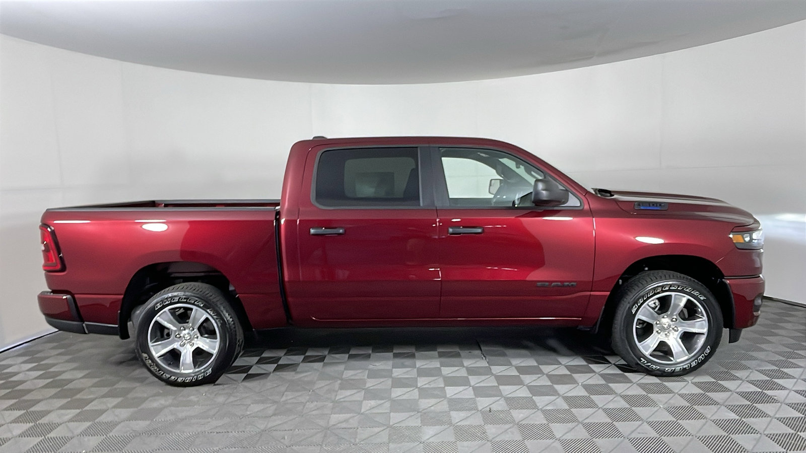 2025 Ram 1500 Tradesman photo 2