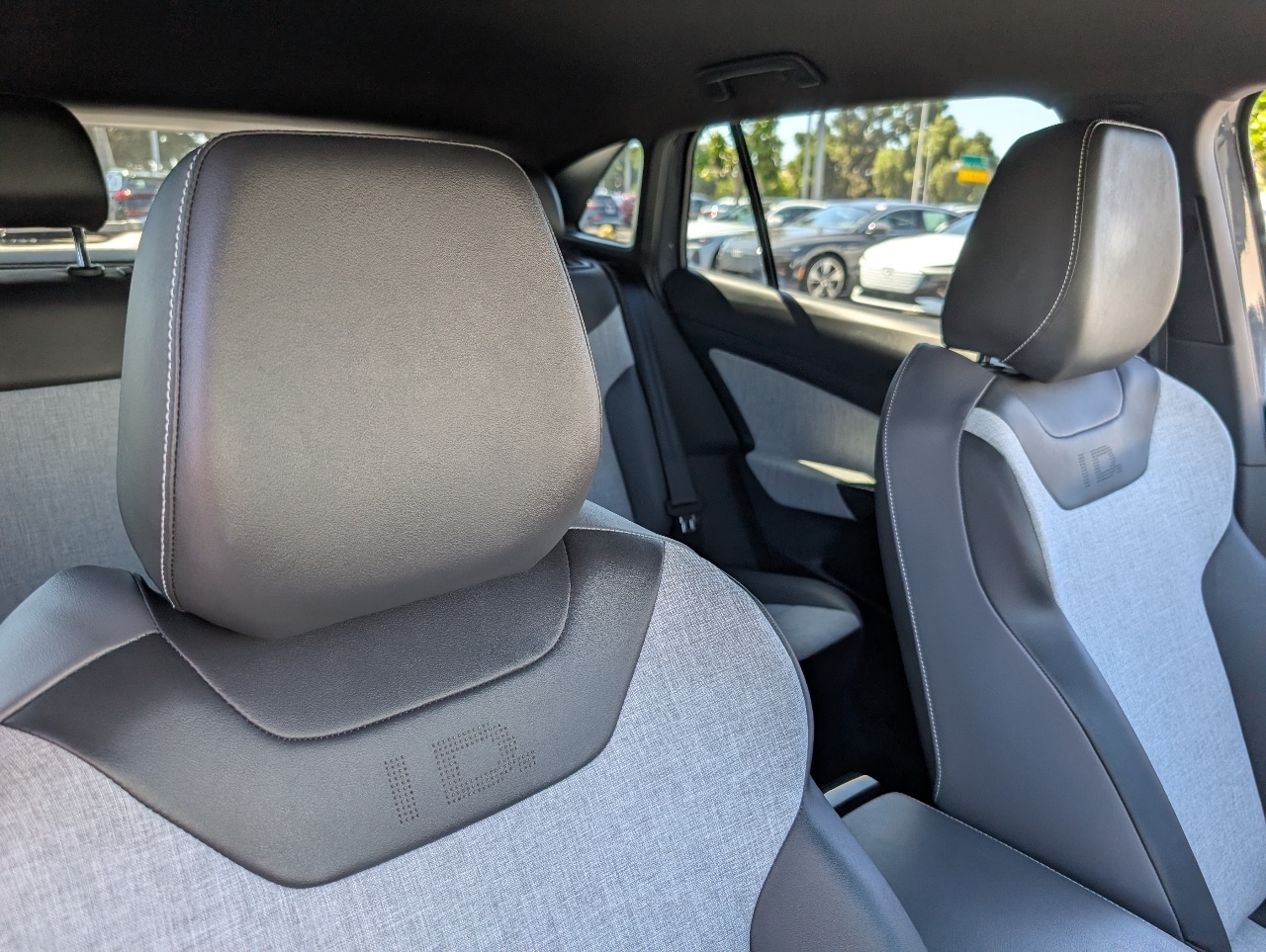 2023 Volkswagen ID.4 Pro photo 7