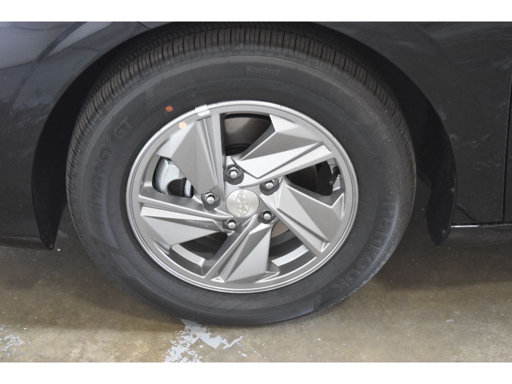 2025 Hyundai Elantra SE photo 3