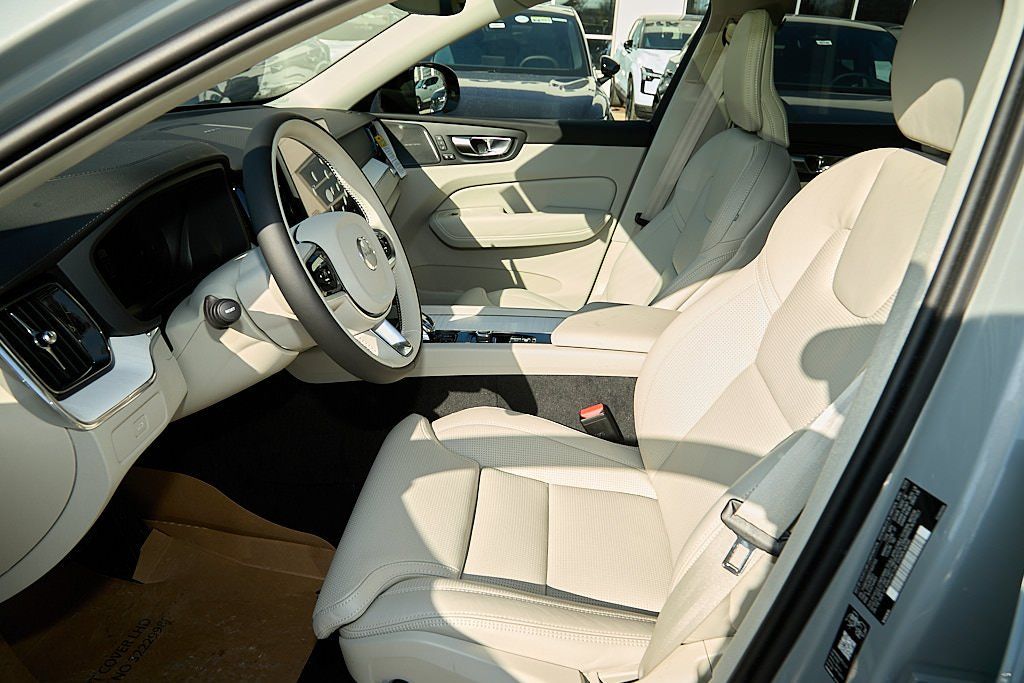 2026 VOLVO XC60 - Image 13