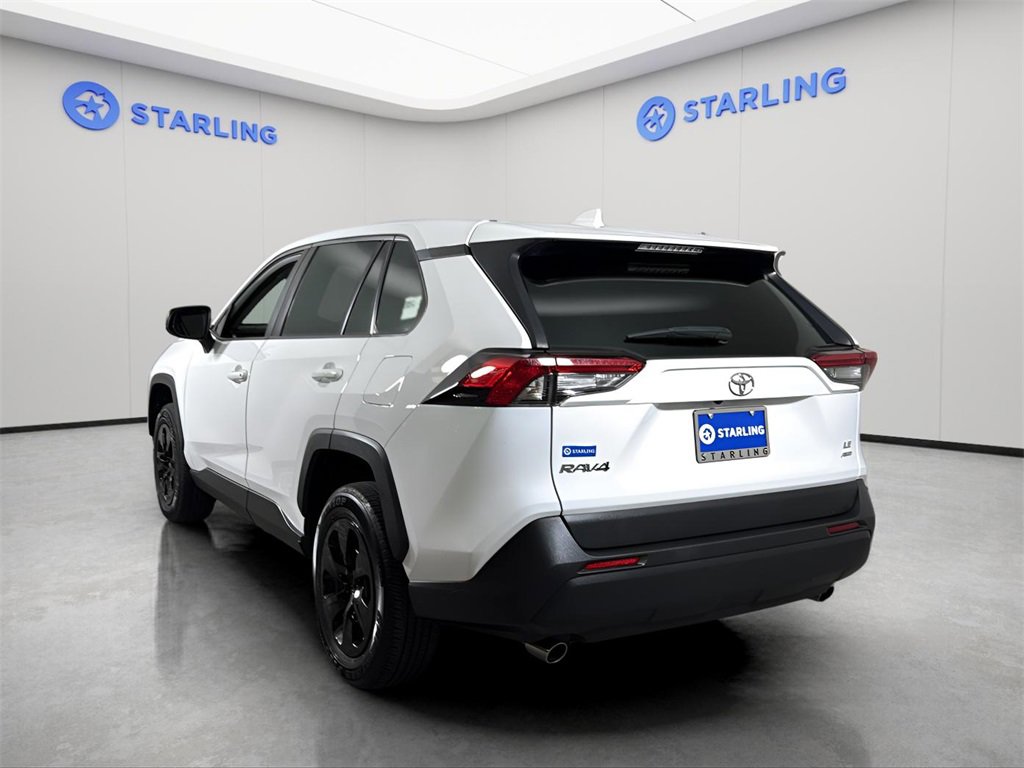 2022 Toyota RAV4 LE photo 5
