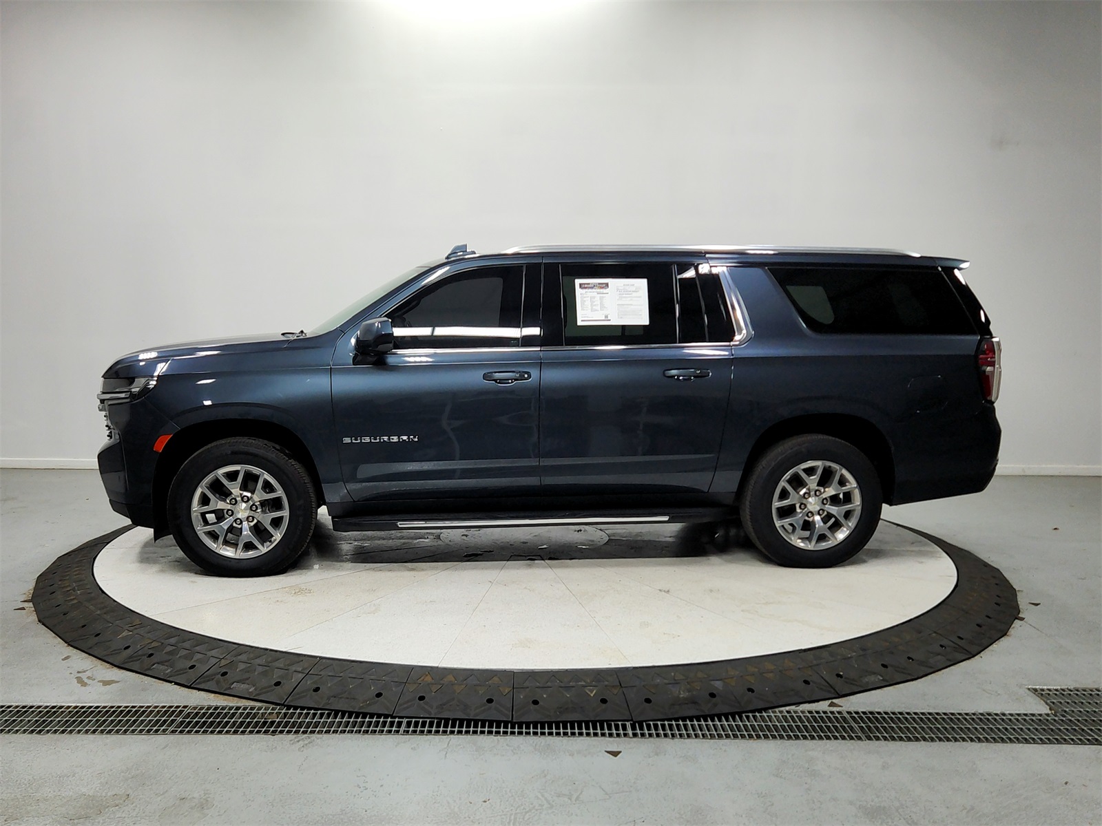2021 Chevrolet Suburban LT photo 3