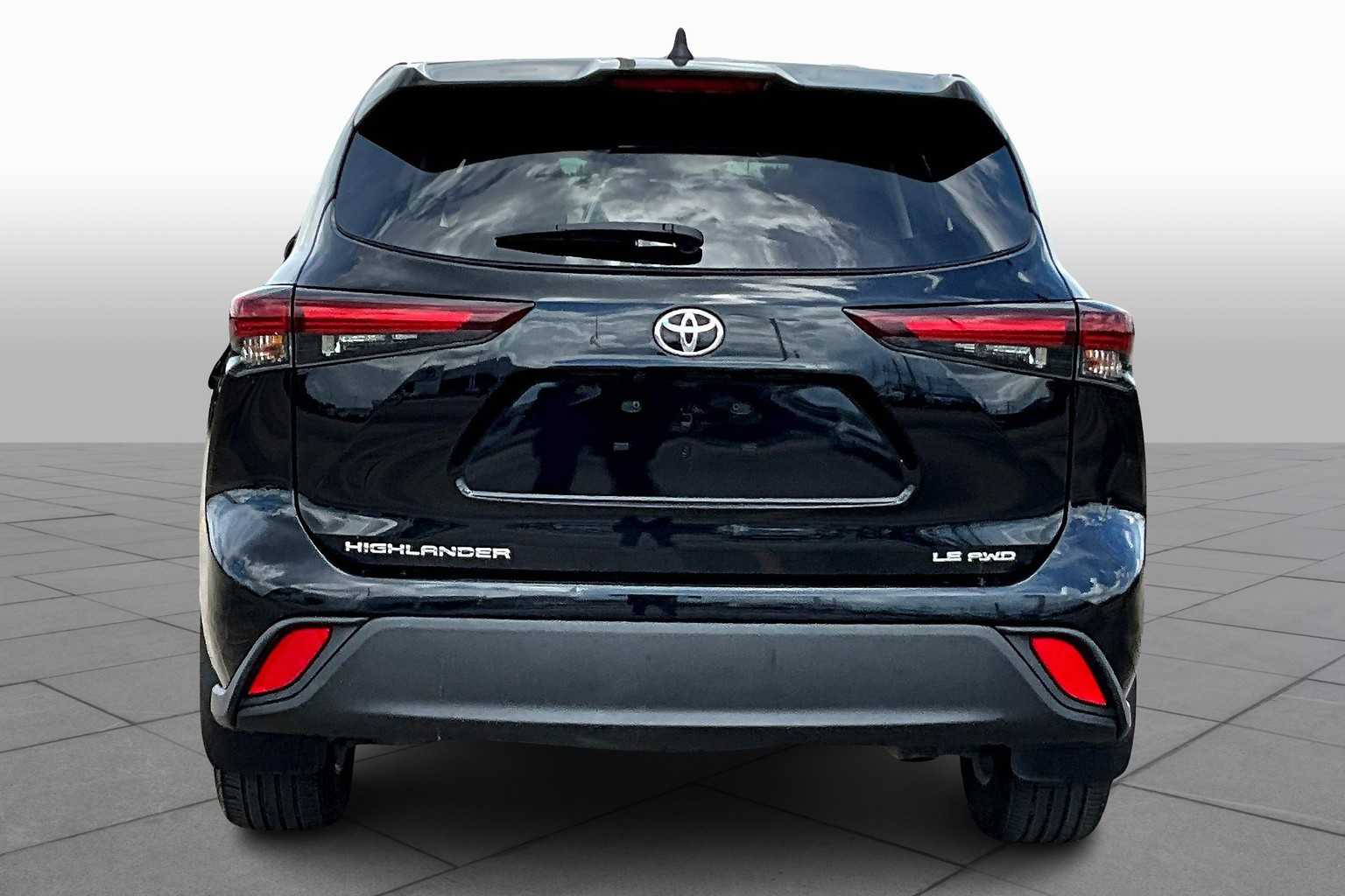 2024 Toyota Highlander LE photo 3