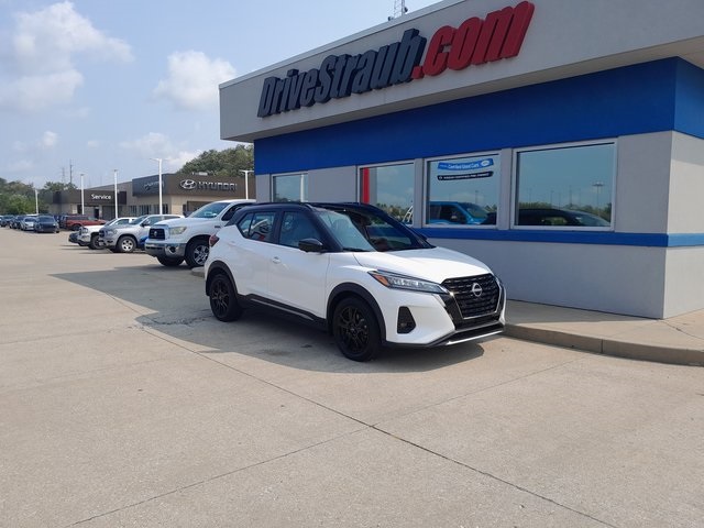 2023 Nissan Kicks SR photo 2