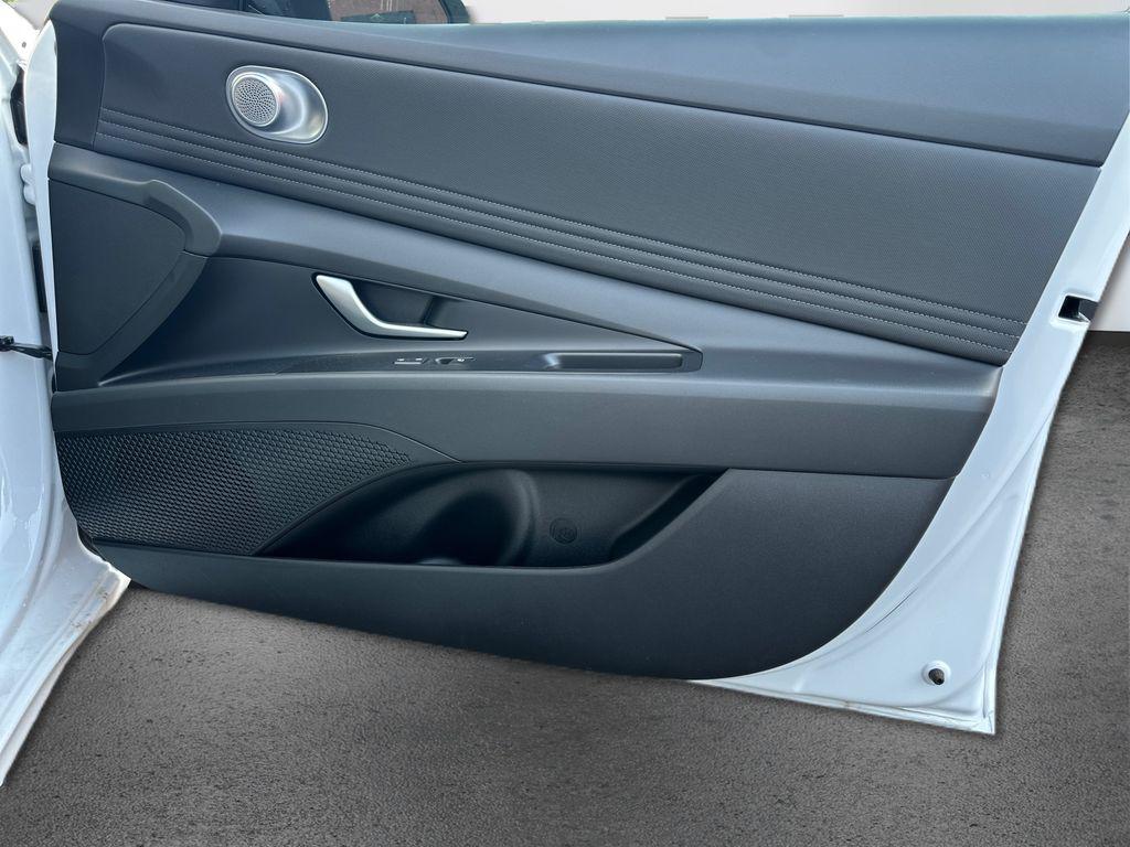 2025 Hyundai Elantra SEL Convenience photo 20