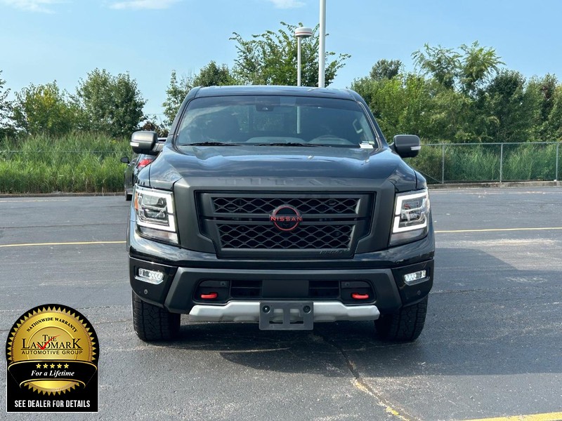 2024 Nissan Titan PRO-4X Crew Cab photo 4