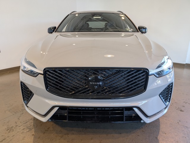 2026 Volvo XC60 B5 Black Edition photo 2