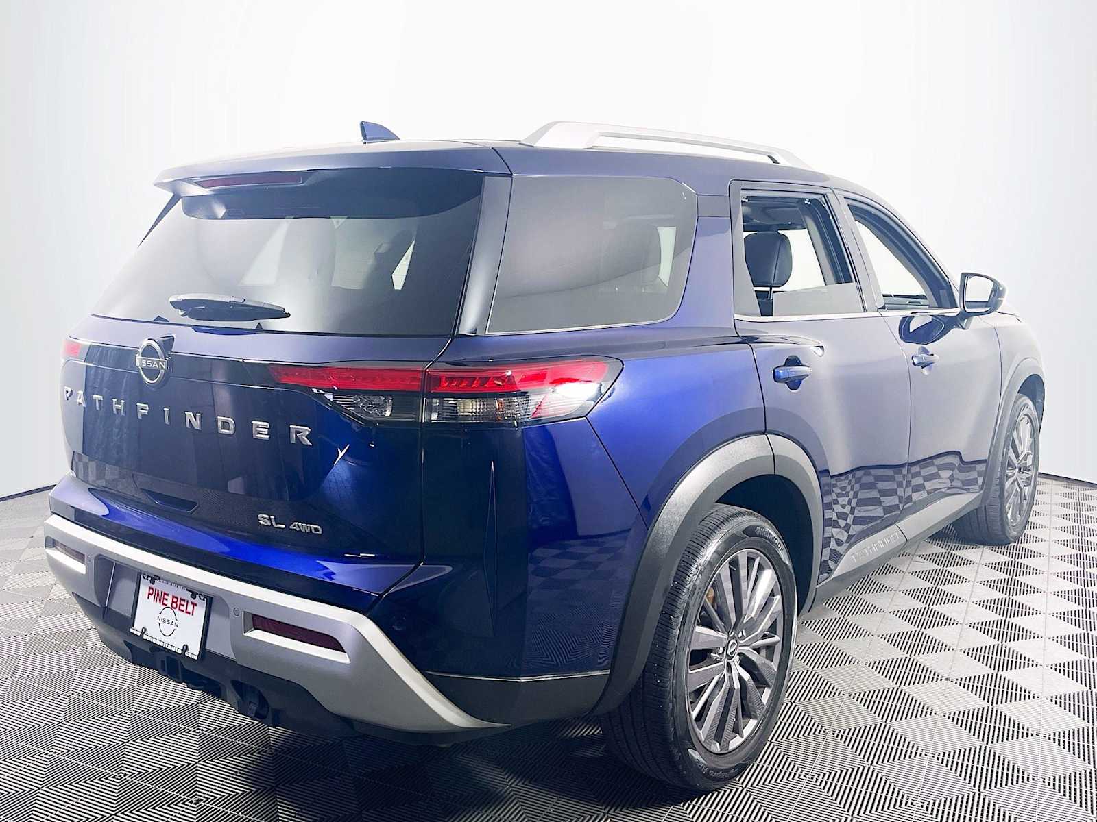 2023 Nissan Pathfinder SL photo 3