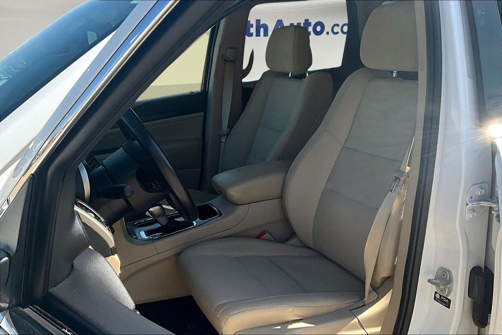2022 Jeep Grand Cherokee Laredo E photo 19