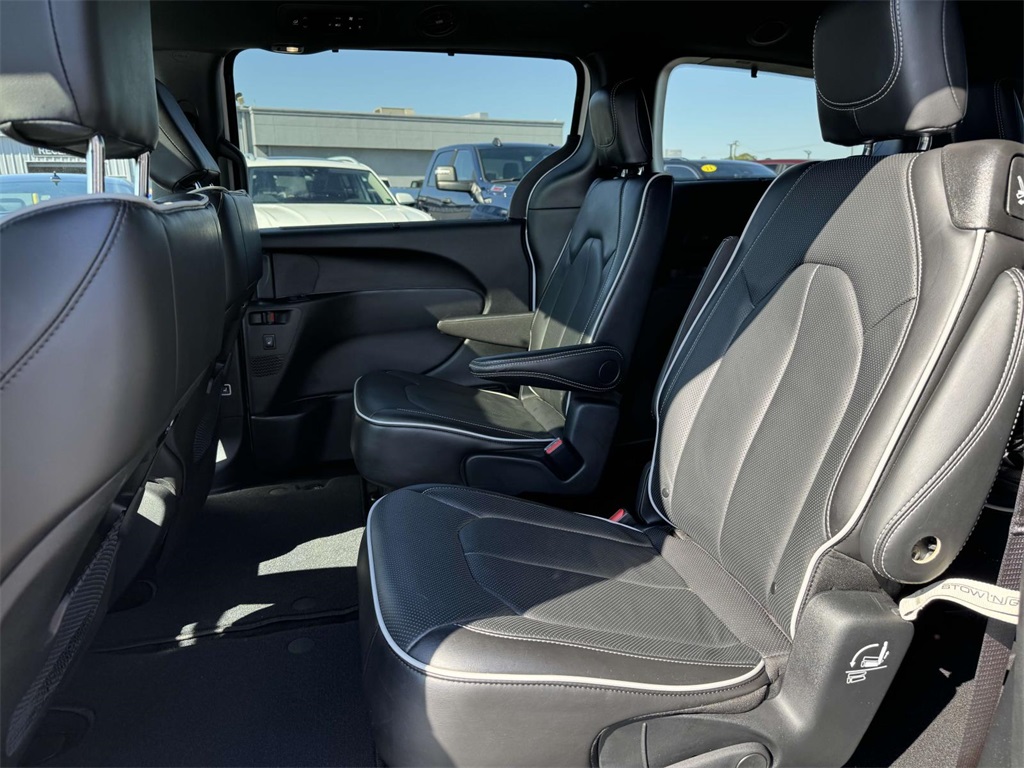 2025 Chrysler Pacifica Limited photo 13