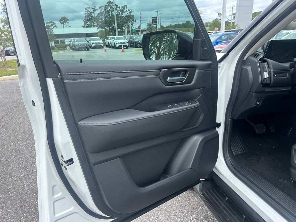 2025 Nissan Armada SV photo 9