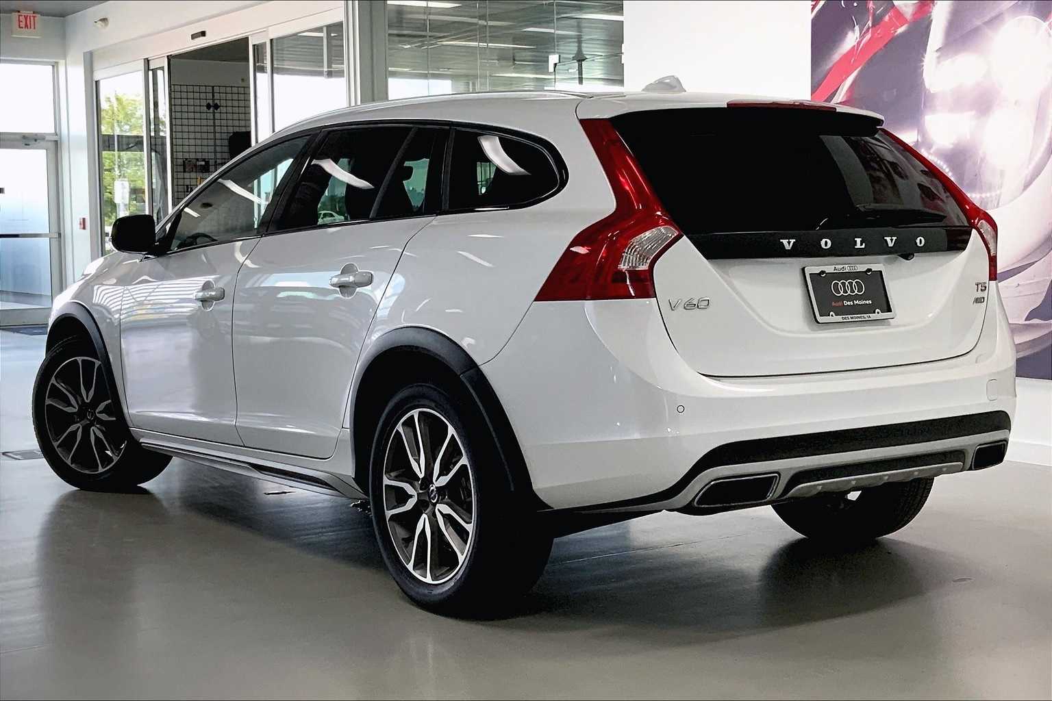 2018 Volvo V60 Cross Country T5 photo 4
