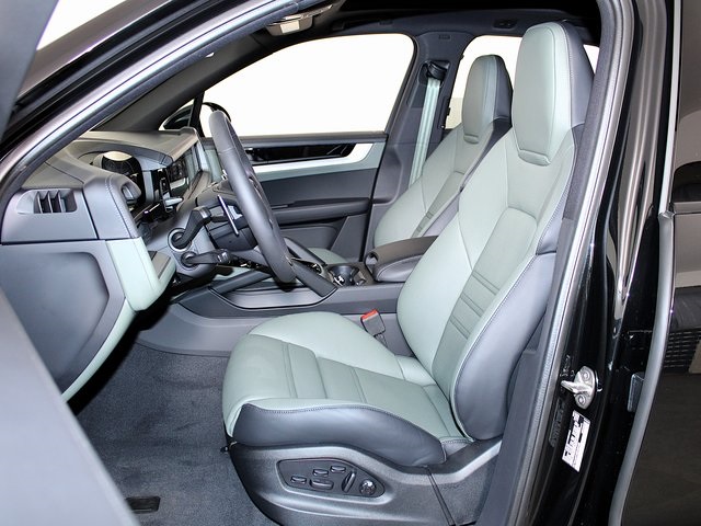 2025 Porsche Cayenne S photo 5